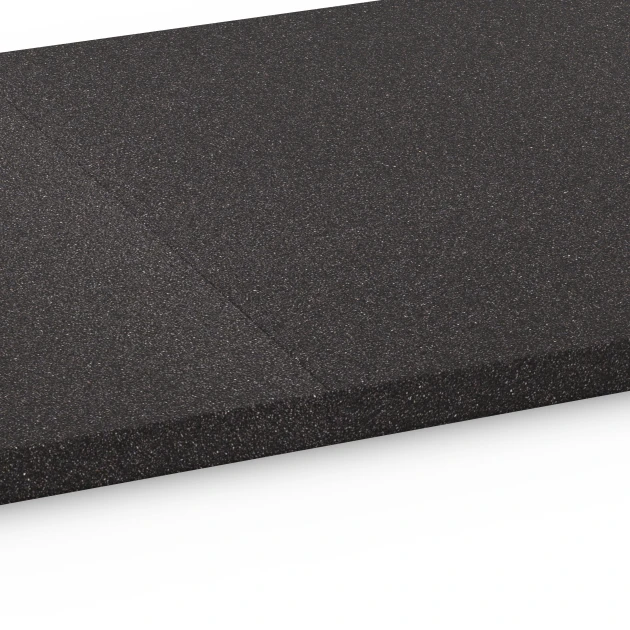 Le gros plan sur le système de connexion des revêtements de sol WARCO 6484 - Dalle de sous-couche Cl. 2 en couleur Anthracite. Les dimensions 52 x 52 x 2,7 cm.