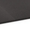 Le gros plan sur le système de connexion des revêtements de sol WARCO 6657 - Dalle de sous-couche Cl. 2 en couleur Anthracite. Les dimensions 104 x 104 x 1,8 cm.