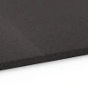 Le gros plan sur le système de connexion des revêtements de sol WARCO 6660 - Dalle de sous-couche Cl. 2 en couleur Anthracite. Les dimensions 104 x 104 x 2,7 cm.