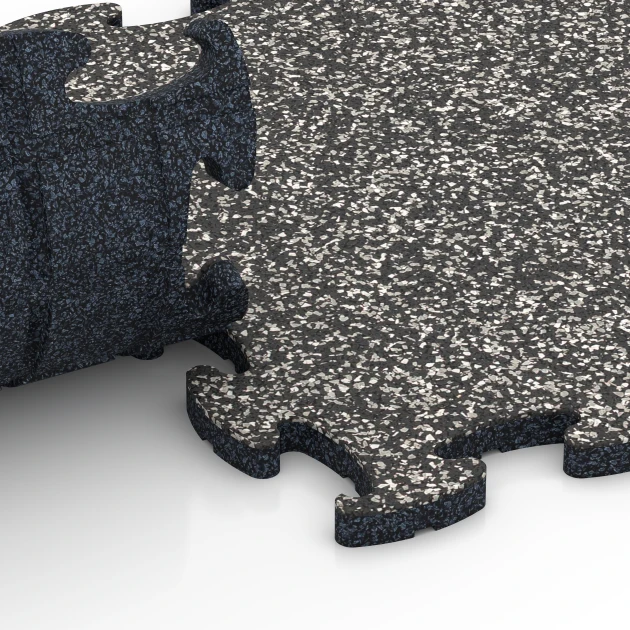 Le gros plan sur le système de connexion des revêtements de sol WARCO 6778 - Dalle fitness gymnastique en couleur Granit gris foncé. Les dimensions 44,6 x 44,6 x 1,8 cm.