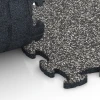 Le gros plan sur le système de connexion des revêtements de sol WARCO 6823 - Fitness Active dalle en couleur Granit gris foncé. Les dimensions 44,6 x 44,6 x 1,8 cm.