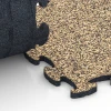 Le gros plan sur le système de connexion des revêtements de sol WARCO 6804 - Sol agility pour chiens en couleur Rattan. Les dimensions 44,6 x 44,6 x 1,8 cm.