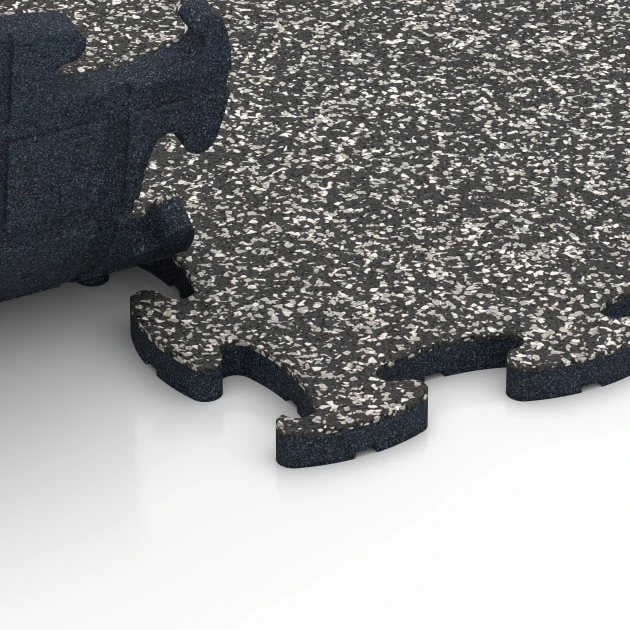 Le gros plan sur le système de connexion des revêtements de sol WARCO 6913 - Dalle clipsable sol d'exposition en couleur Granit gris foncé. Les dimensions 44,6 x 44,6 x 1,8 cm.