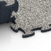 Le gros plan sur le système de connexion des revêtements de sol WARCO 6914 - Dalle clipsable sol d'exposition en couleur Granit gris. Les dimensions 44,6 x 44,6 x 1,8 cm.