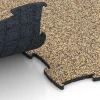 Le gros plan sur le système de connexion des revêtements de sol WARCO 6813 - Sol agility pour chiens en couleur Rattan. Les dimensions 97,1 x 97,1 × 1,8 cm.