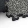 Le gros plan sur le système de connexion des revêtements de sol WARCO 6931 - Dalle amortissante puzzle en couleur Granit gris foncé. Les dimensions 44,6 x 44,6 × 2,8 cm.