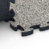 Le gros plan sur le système de connexion des revêtements de sol WARCO 6932 - Dalle amortissante puzzle en couleur Granit gris. Les dimensions 44,6 x 44,6 × 2,8 cm.
