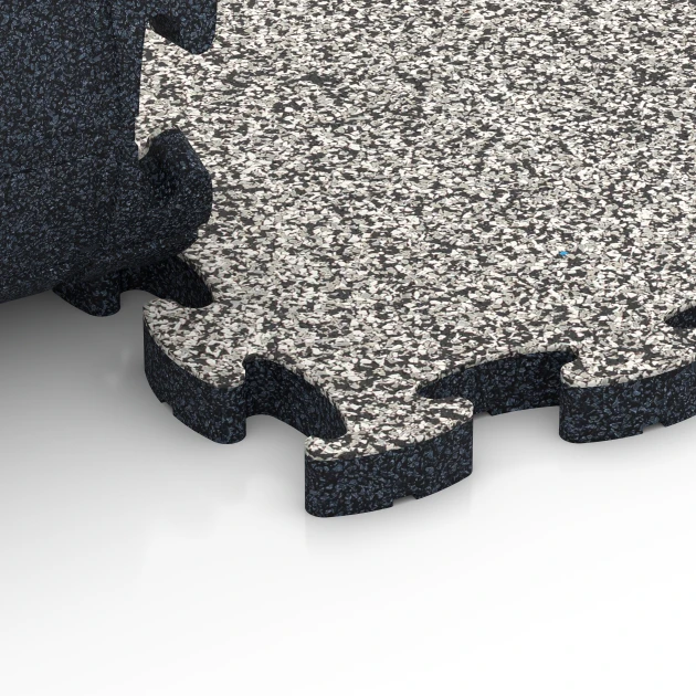 Le gros plan sur le système de connexion des revêtements de sol WARCO 6932 - Dalle amortissante puzzle en couleur Granit gris. Les dimensions 44,6 x 44,6 × 2,8 cm.