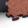 Le gros plan sur le système de connexion des revêtements de sol WARCO 6935 - Dalle amortissante puzzle en couleur Etna. Les dimensions 44,6 x 44,6 × 2,8 cm.