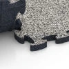 Le gros plan sur le système de connexion des revêtements de sol WARCO 6950 - Dalle terrain multisport en couleur Granit gris. Les dimensions 44,6 x 44,6 × 2,8 cm.