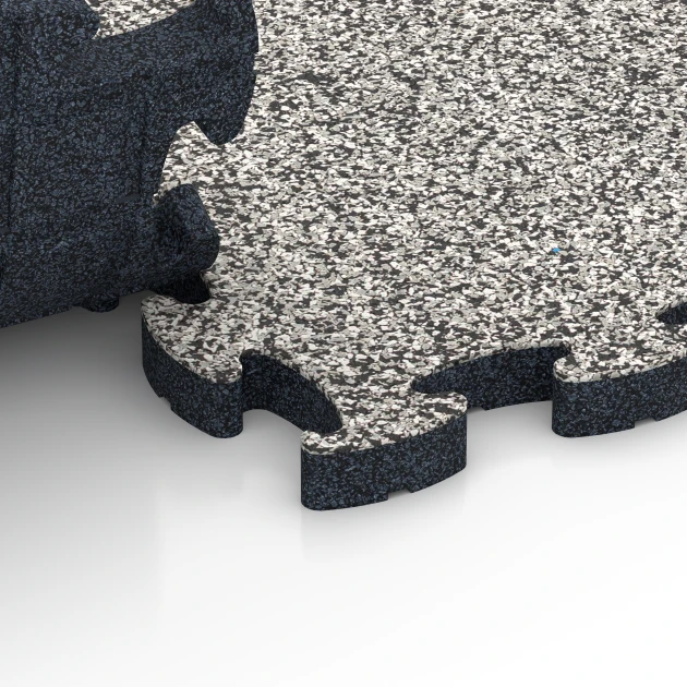 Le gros plan sur le système de connexion des revêtements de sol WARCO 6950 - Dalle terrain multisport en couleur Granit gris. Les dimensions 44,6 x 44,6 × 2,8 cm.
