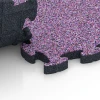 Le gros plan sur le système de connexion des revêtements de sol WARCO 6846 - Fitness Active dalle en couleur Lavande. Les dimensions 44,6 x 44,6 × 2,8 cm.