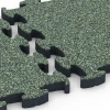 Le gros plan sur le système de connexion des revêtements de sol WARCO 6879 - Dalle Fitness Max en couleur Gazon anglais. Les dimensions 44,6 x 44,6 × 2,8 cm.