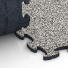 Le gros plan sur le système de connexion des revêtements de sol WARCO 6815 - Dalle balcon aspect pierre en couleur Granit gris. Les dimensions 28,9 x 28,9 x 1,8 cm.