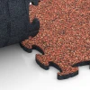 Le gros plan sur le système de connexion des revêtements de sol WARCO 6818 - Dalle balcon aspect pierre en couleur Etna. Les dimensions 28,9 x 28,9 x 1,8 cm.