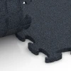 Le gros plan sur le système de connexion des revêtements de sol WARCO 6960 - Fitness Premium sol sportif en couleur Anthracite. Les dimensions 45,9 x 45,9 x 1,8.
