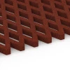 Le gros plan sur le système de connexion des revêtements de sol WARCO 7010 - Dalle gazon antichute en couleur Rouge brique. Les dimensions 100 x 100 x 4 cm.