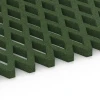 Le gros plan sur le système de connexion des revêtements de sol WARCO 7011 - Dalle gazon antichute en couleur Vert herbe. Les dimensions 100 x 100 x 4 cm.