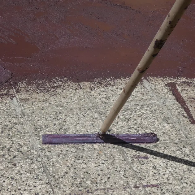 La vue du dessous ou de la face inférieure, c’est-à-dire la face inférieure de la pièce moulée WARCO 0011 - ALLESDICHT – Le revêtement en caoutchouc prêt à l’emploi au format 11 kg.