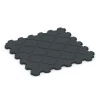 La vue du dessous ou de la face inférieure, c’est-à-dire la face inférieure de la pièce moulée WARCO 7084 - Tapis de sol caoutchouc pour chien au format 102,5 x 102,5 x 3 cm | 1,05 m².