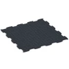 La vue du dessous ou de la face inférieure, c’est-à-dire la face inférieure de la pièce moulée WARCO 6927 - Dalle clipsable sol d'exposition au format 97,1 x 97,1 × 1,8 cm.