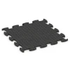 La vue du dessous ou de la face inférieure, c’est-à-dire la face inférieure de la pièce moulée WARCO 6892 - Dalle Fitness Max au format 98 x 98 x 2,8 cm.