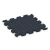 La vue du dessous ou de la face inférieure, c’est-à-dire la face inférieure de la pièce moulée WARCO 6966 - Fitness Premium sol technique au format 45,9 x 45,9 x 1,8.