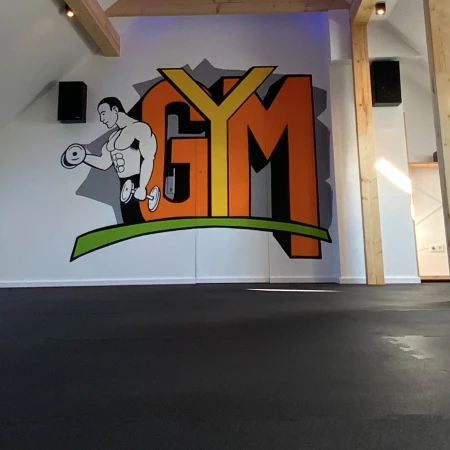 La salle de sport située dans le grenier est équipée de tapis sportifs de protection WARCO de couleur Anthracite.